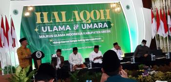 KH. Abdul Muis Sampaikan Materi Kerukunan Dalam Halaqoh Ulama Umara MUI Gresik